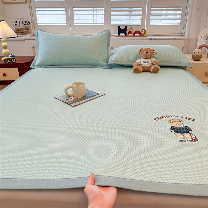 91家纺网 家纺一手货源 找家纺 喜居 2026新款PE凉感小熊刺绣平席席子凉席 PE凉感刺绣平席-Mr. Bear-绿