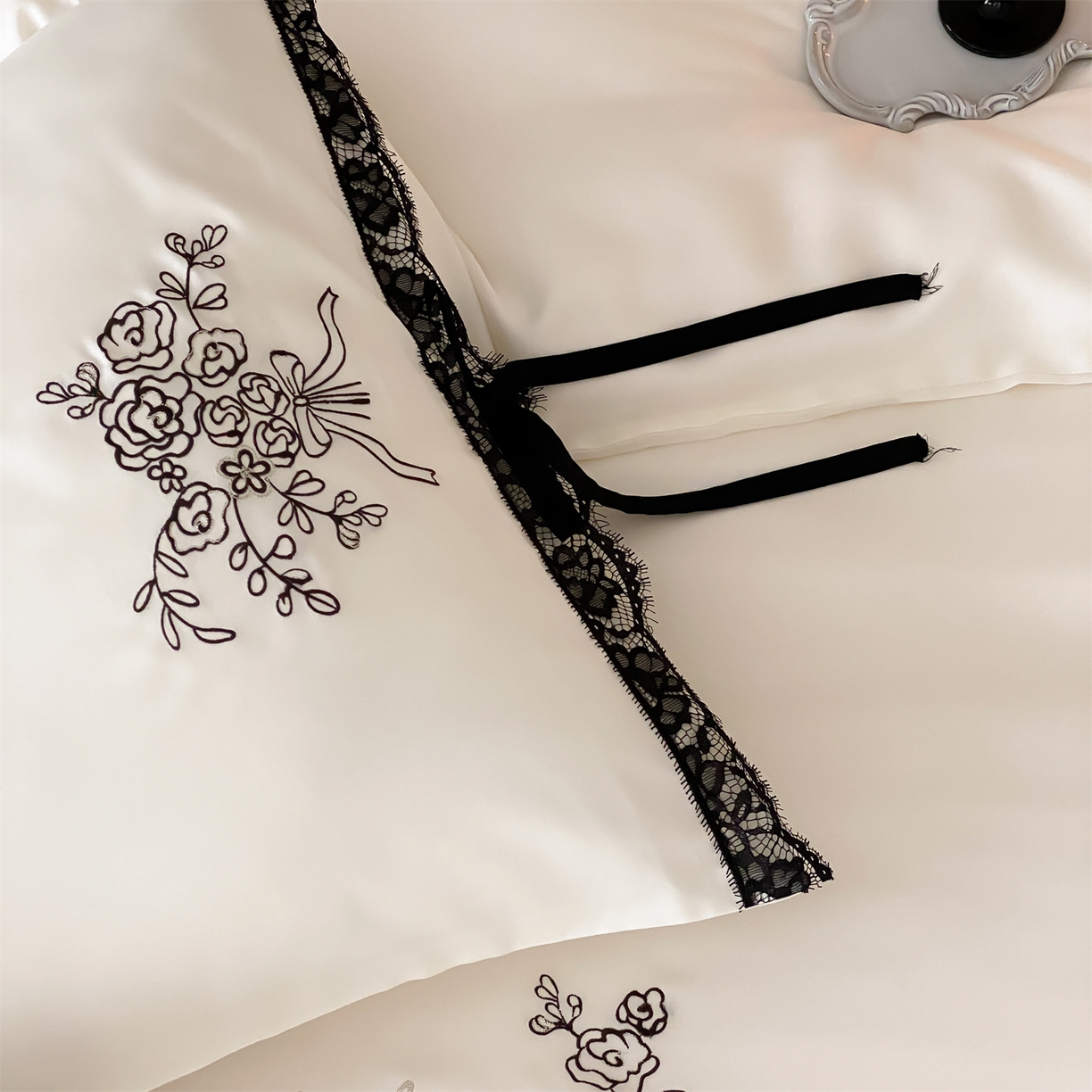 91家纺网 家纺一手货源 找家纺 树下 2026新款60S天丝刺绣花边四件套-疏影 疏影