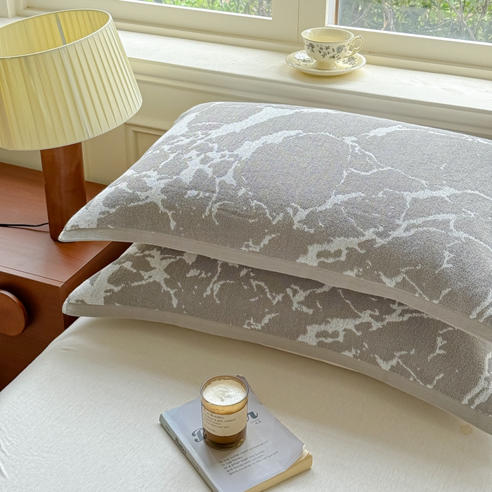 91家纺网 家纺一手货源 找家纺 乐家毛巾被（工厂自产自销） 2026新款A类全棉纯棉色织提花抗菌毛圈枕巾 斑斓灰