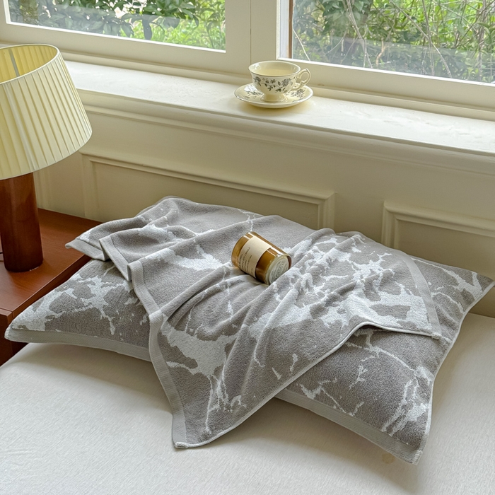 91家纺网 家纺一手货源 找家纺 乐家毛巾被（工厂自产自销） 2026新款A类全棉纯棉色织提花抗菌毛圈枕巾 斑斓灰