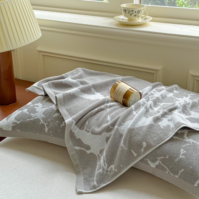91家纺网 家纺一手货源 找家纺 乐家毛巾被（工厂自产自销） 2026新款A类全棉纯棉色织提花抗菌毛圈枕巾 斑斓灰