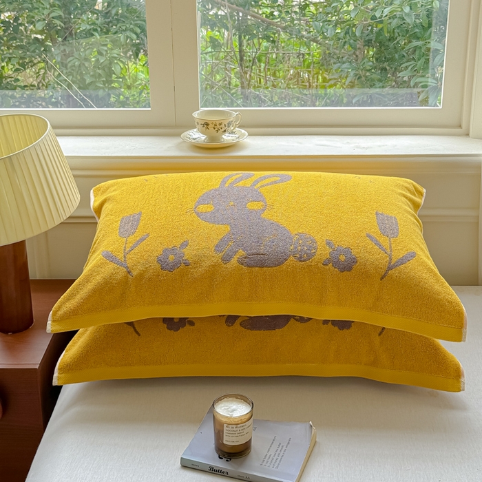 91家纺网 家纺一手货源 找家纺 乐家毛巾被（工厂自产自销） 2026新款A类全棉纯棉色织提花抗菌毛圈枕巾 黄底小兔