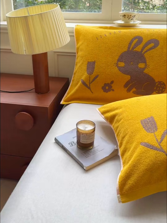 91家纺网 家纺一手货源 找家纺 乐家毛巾被（工厂自产自销） 2026新款A类全棉纯棉色织提花抗菌毛圈枕巾 黄底小兔