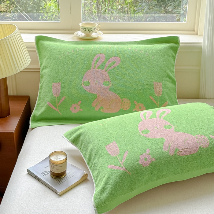 91家纺网 家纺一手货源 找家纺 乐家毛巾被（工厂自产自销） 2026新款A类全棉纯棉色织提花抗菌毛圈枕巾 绿底小兔