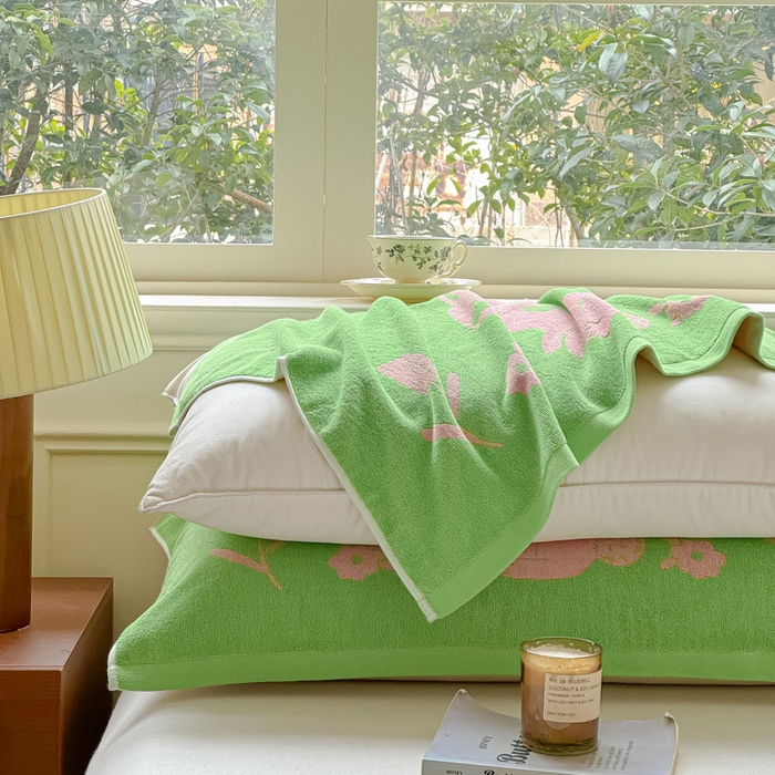 91家纺网 家纺一手货源 找家纺 乐家毛巾被（工厂自产自销） 2026新款A类全棉纯棉色织提花抗菌毛圈枕巾 绿底小兔
