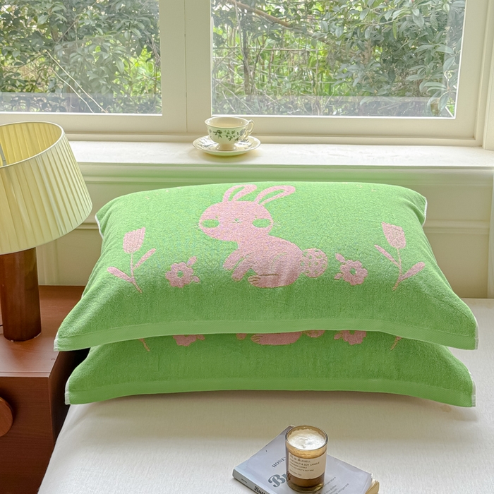 91家纺网 家纺一手货源 找家纺 乐家毛巾被（工厂自产自销） 2026新款A类全棉纯棉色织提花抗菌毛圈枕巾 绿底小兔