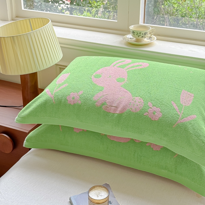 91家纺网 家纺一手货源 找家纺 乐家毛巾被（工厂自产自销） 2026新款A类全棉纯棉色织提花抗菌毛圈枕巾 绿底小兔