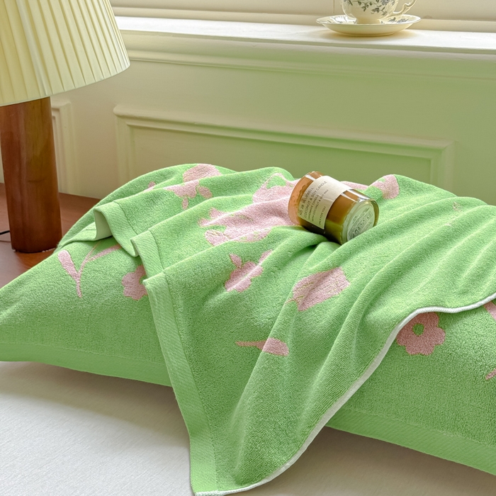 91家纺网 家纺一手货源 找家纺 乐家毛巾被（工厂自产自销） 2026新款A类全棉纯棉色织提花抗菌毛圈枕巾 绿底小兔