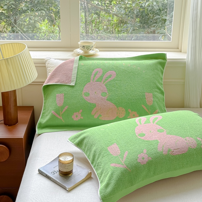 91家纺网 家纺一手货源 找家纺 乐家毛巾被（工厂自产自销） 2026新款A类全棉纯棉色织提花抗菌毛圈枕巾 绿底小兔