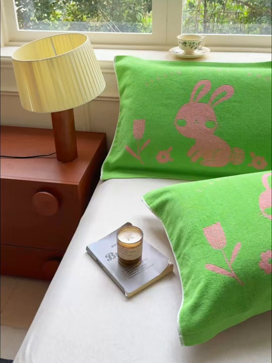 91家纺网 家纺一手货源 找家纺 乐家毛巾被（工厂自产自销） 2026新款A类全棉纯棉色织提花抗菌毛圈枕巾 绿底小兔