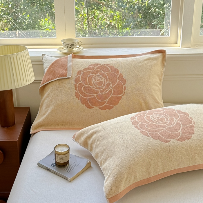 91家纺网 家纺一手货源 找家纺 乐家毛巾被（工厂自产自销） 2026新款A类全棉纯棉色织提花抗菌毛圈枕巾 玫瑰物语黄