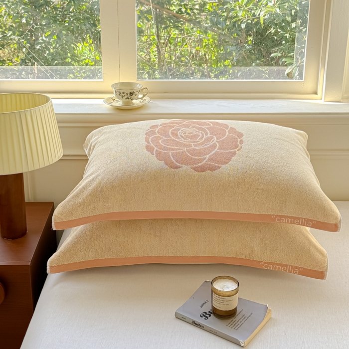 91家纺网 家纺一手货源 找家纺 乐家毛巾被（工厂自产自销） 2026新款A类全棉纯棉色织提花抗菌毛圈枕巾 玫瑰物语黄