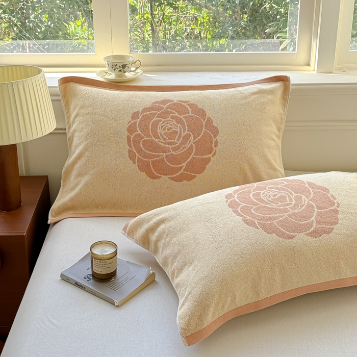 91家纺网 家纺一手货源 找家纺 乐家毛巾被（工厂自产自销） 2026新款A类全棉纯棉色织提花抗菌毛圈枕巾 玫瑰物语黄