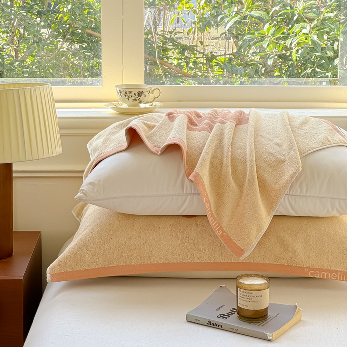 91家纺网 家纺一手货源 找家纺 乐家毛巾被（工厂自产自销） 2026新款A类全棉纯棉色织提花抗菌毛圈枕巾 玫瑰物语黄