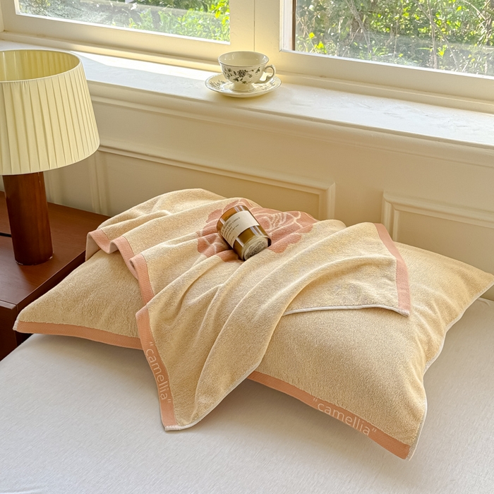 91家纺网 家纺一手货源 找家纺 乐家毛巾被（工厂自产自销） 2026新款A类全棉纯棉色织提花抗菌毛圈枕巾 玫瑰物语黄