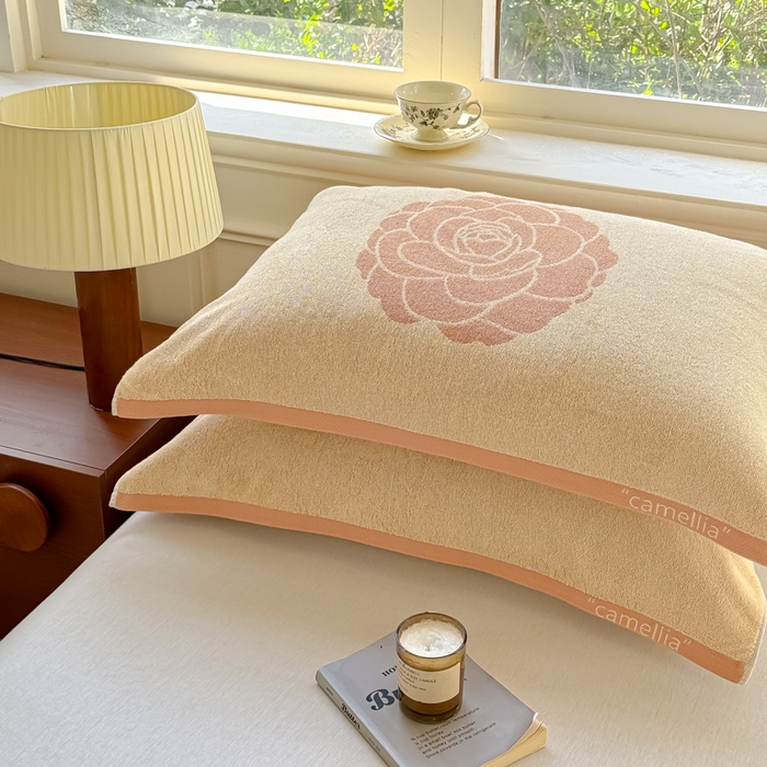 91家纺网 家纺一手货源 找家纺 乐家毛巾被（工厂自产自销） 2026新款A类全棉纯棉色织提花抗菌毛圈枕巾 玫瑰物语黄