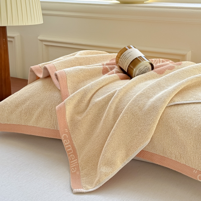 91家纺网 家纺一手货源 找家纺 乐家毛巾被（工厂自产自销） 2026新款A类全棉纯棉色织提花抗菌毛圈枕巾 玫瑰物语黄