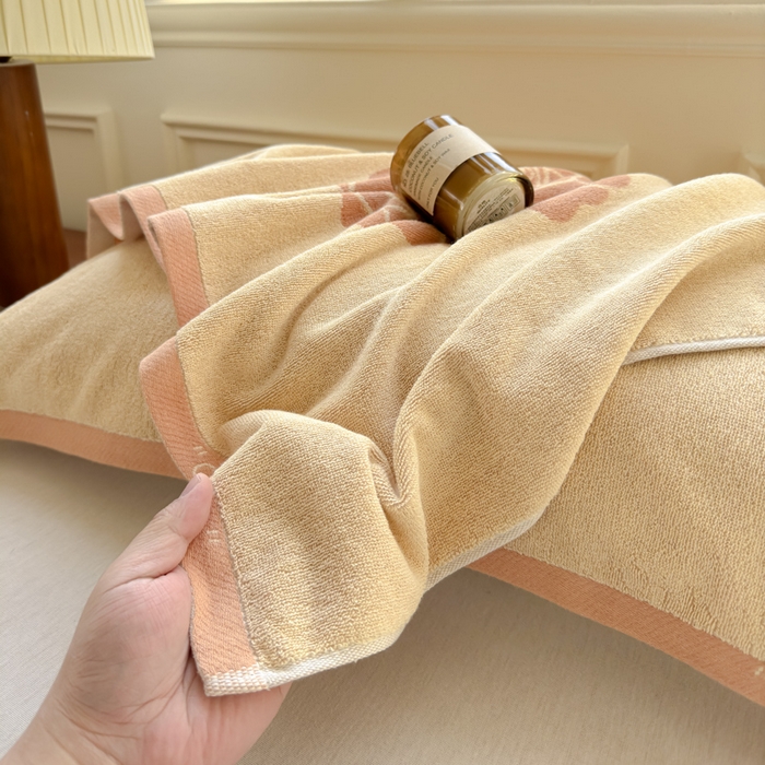 91家纺网 家纺一手货源 找家纺 乐家毛巾被（工厂自产自销） 2026新款A类全棉纯棉色织提花抗菌毛圈枕巾 玫瑰物语黄