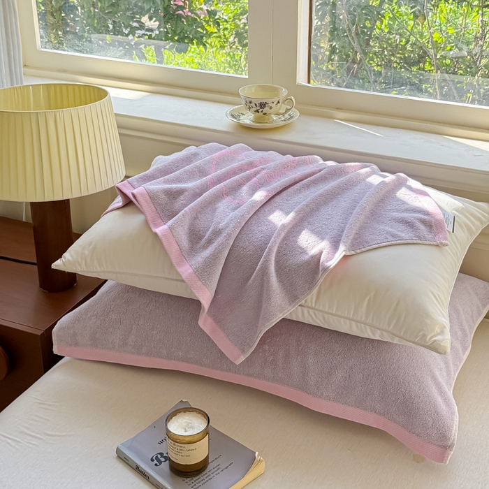 91家纺网 家纺一手货源 找家纺 乐家毛巾被（工厂自产自销） 2026新款A类全棉纯棉色织提花抗菌毛圈枕巾 玫瑰物语紫