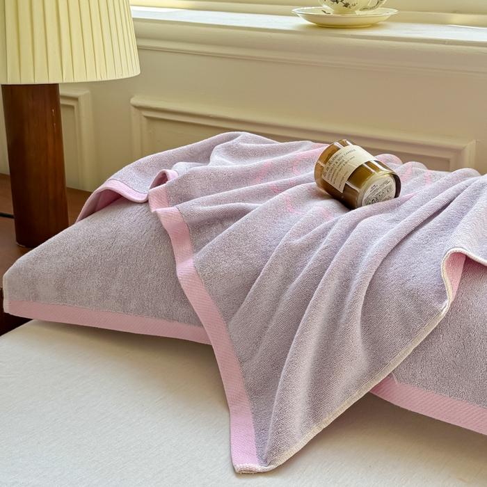 91家纺网 家纺一手货源 找家纺 乐家毛巾被（工厂自产自销） 2026新款A类全棉纯棉色织提花抗菌毛圈枕巾 玫瑰物语紫