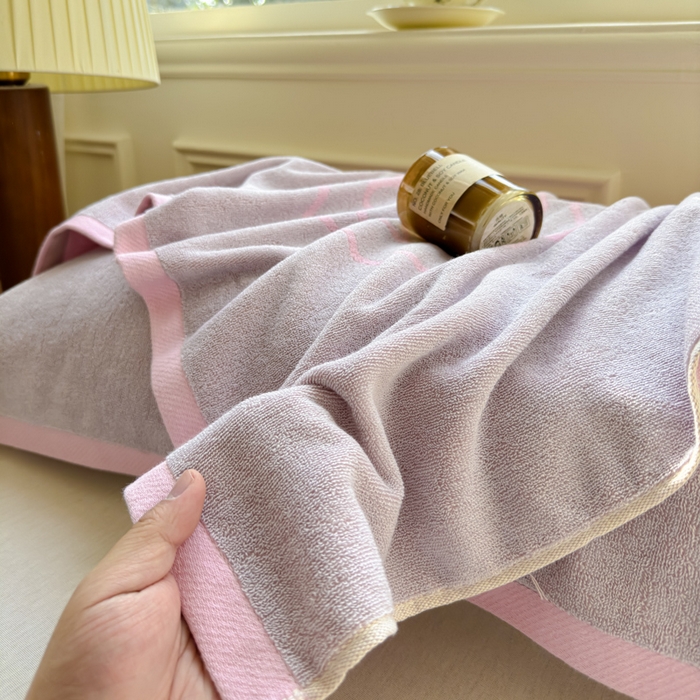 91家纺网 家纺一手货源 找家纺 乐家毛巾被（工厂自产自销） 2026新款A类全棉纯棉色织提花抗菌毛圈枕巾 玫瑰物语紫
