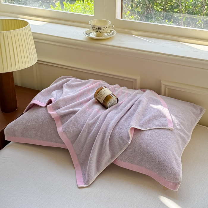 91家纺网 家纺一手货源 找家纺 乐家毛巾被（工厂自产自销） 2026新款A类全棉纯棉色织提花抗菌毛圈枕巾 玫瑰物语紫