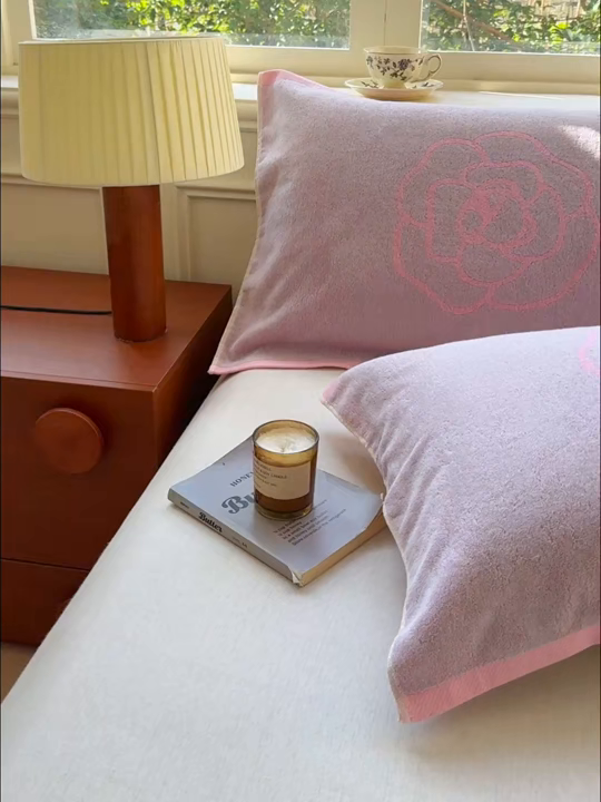 91家纺网 家纺一手货源 找家纺 乐家毛巾被（工厂自产自销） 2026新款A类全棉纯棉色织提花抗菌毛圈枕巾 玫瑰物语紫