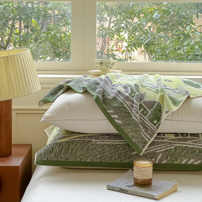 91家纺网 家纺一手货源 找家纺 乐家毛巾被（工厂自产自销） 2026新款A类全棉纯棉色织提花抗菌毛圈枕巾 梦中小镇