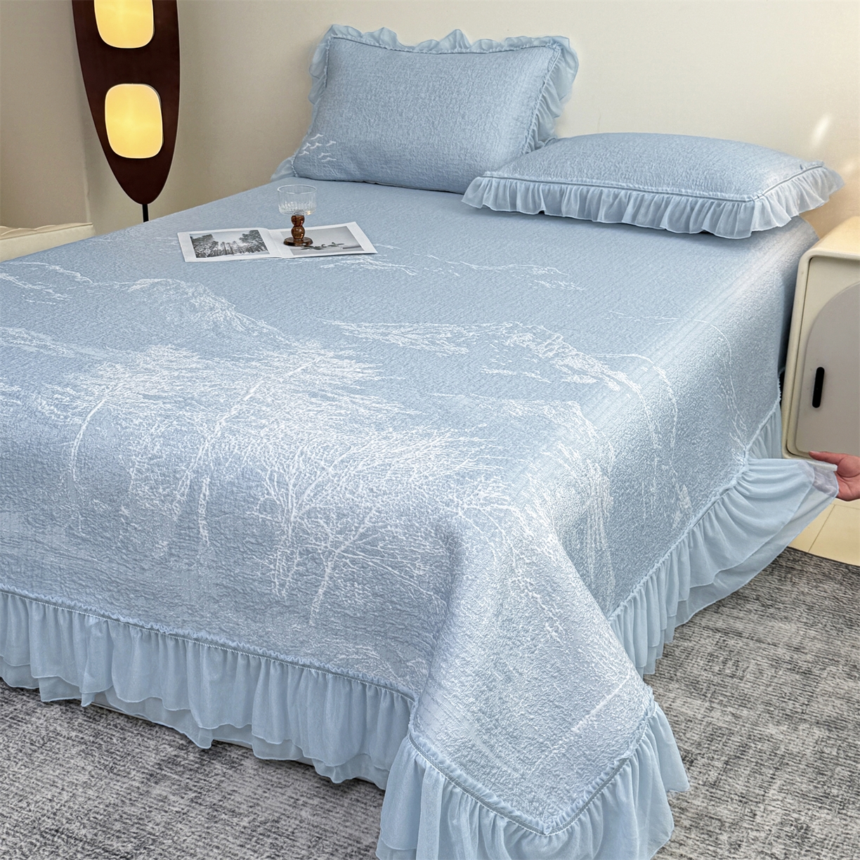 91家纺网 家纺一手货源 找家纺 （总）慕木家纺 2026新款A类三明治复合乙纶提花冰豆豆花边床盖款床裙水墨丹青系列（提供买家秀）