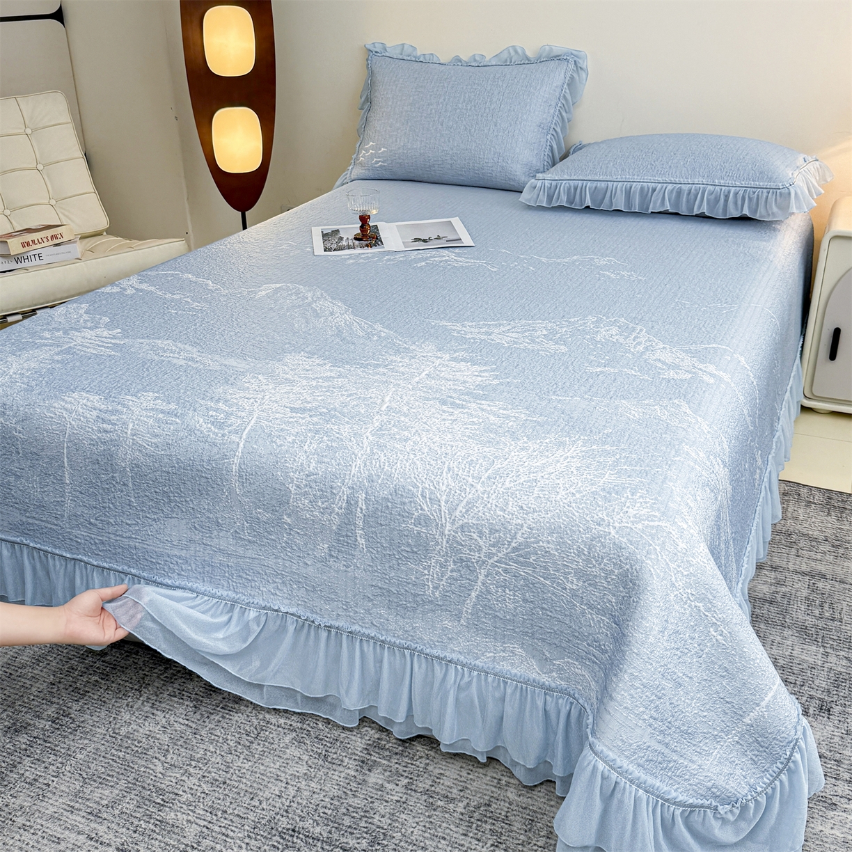 91家纺网 家纺一手货源 找家纺 （总）慕木家纺 2026新款A类三明治复合乙纶提花冰豆豆花边床盖款床裙水墨丹青系列（提供买家秀）