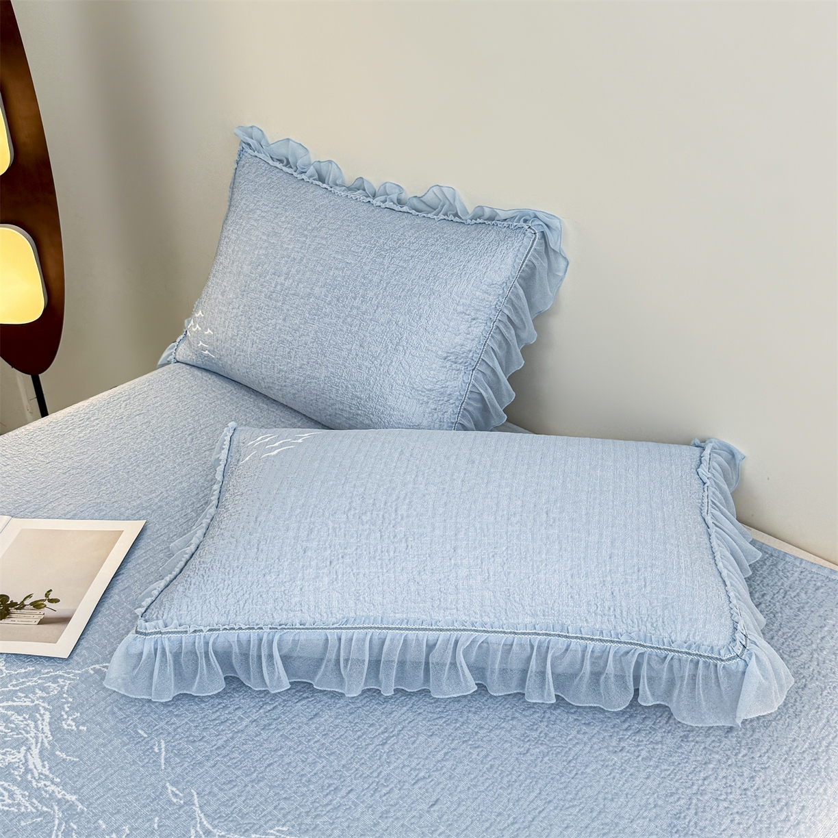 91家纺网 家纺一手货源 找家纺 慕木家纺 2026新款A类三明治复合乙纶提花冰豆豆花边床盖款床裙水墨丹青系列（提供买家秀） 水墨丹青-蓝