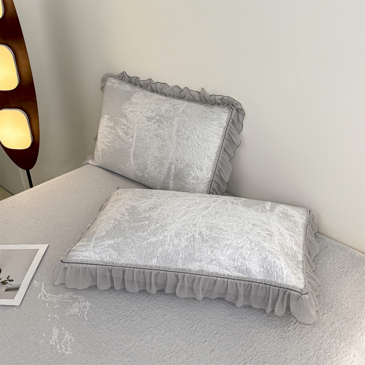 91家纺网 家纺一手货源 找家纺 慕木家纺 2026新款A类三明治复合乙纶提花冰豆豆花边床盖款床裙水墨丹青系列（提供买家秀） 水墨丹青-灰