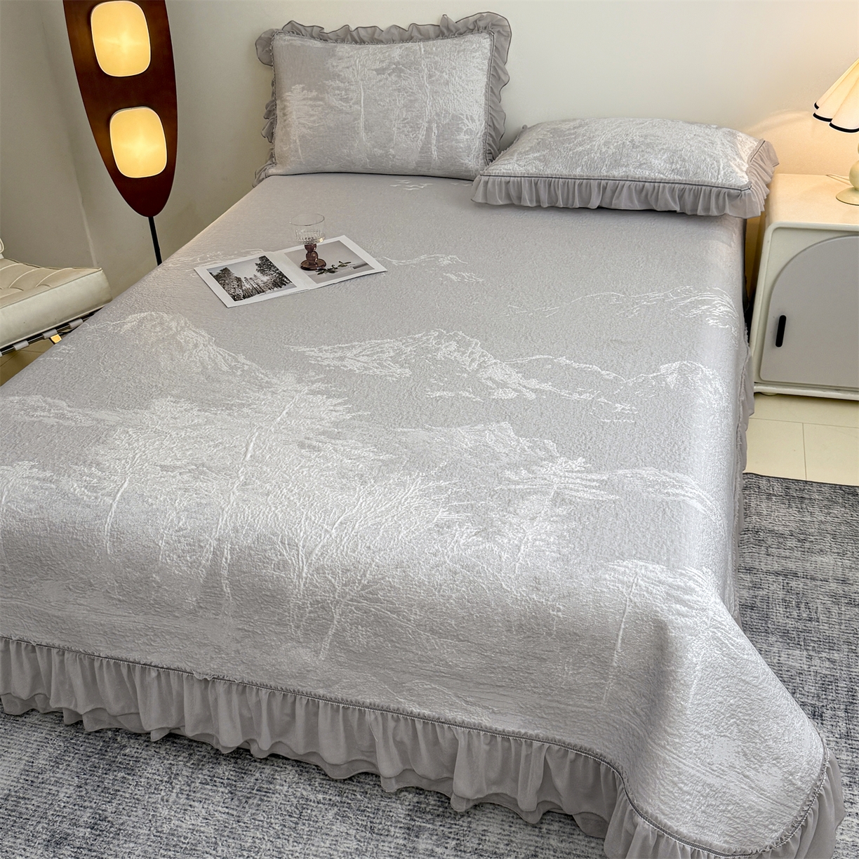 91家纺网 家纺一手货源 找家纺 慕木家纺 2026新款A类三明治复合乙纶提花冰豆豆花边床盖款床裙水墨丹青系列（提供买家秀） 水墨丹青-灰