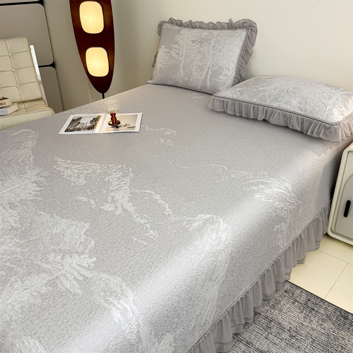 91家纺网 家纺一手货源 找家纺 慕木家纺 2026新款A类三明治复合乙纶提花冰豆豆花边床盖款床裙水墨丹青系列（提供买家秀） 水墨丹青-灰