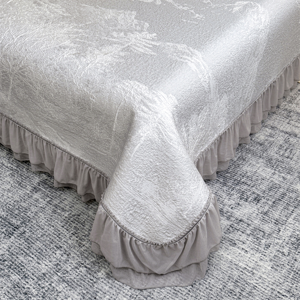 91家纺网 家纺一手货源 找家纺 慕木家纺 2026新款A类三明治复合乙纶提花冰豆豆花边床盖款床裙水墨丹青系列（提供买家秀） 水墨丹青-灰