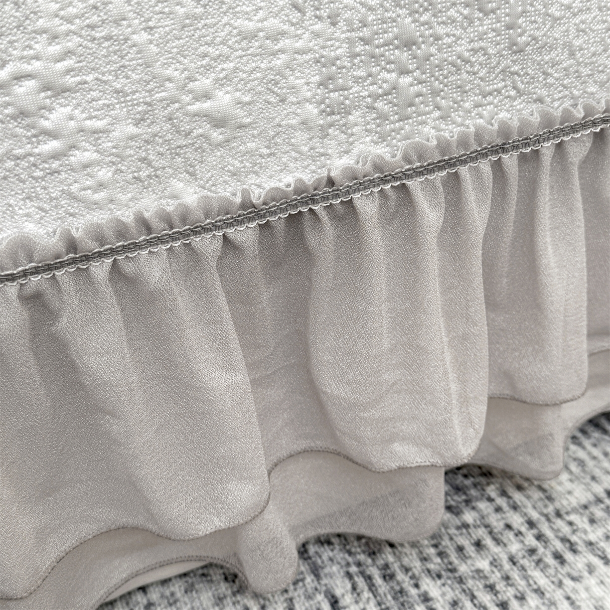 91家纺网 家纺一手货源 找家纺 慕木家纺 2026新款A类三明治复合乙纶提花冰豆豆花边床盖款床裙水墨丹青系列（提供买家秀） 水墨丹青-灰