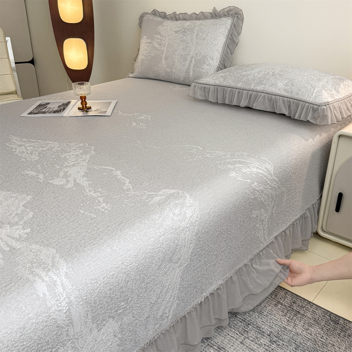 91家纺网 家纺一手货源 找家纺 慕木家纺 2026新款A类三明治复合乙纶提花冰豆豆花边床盖款床裙水墨丹青系列（提供买家秀） 水墨丹青-灰