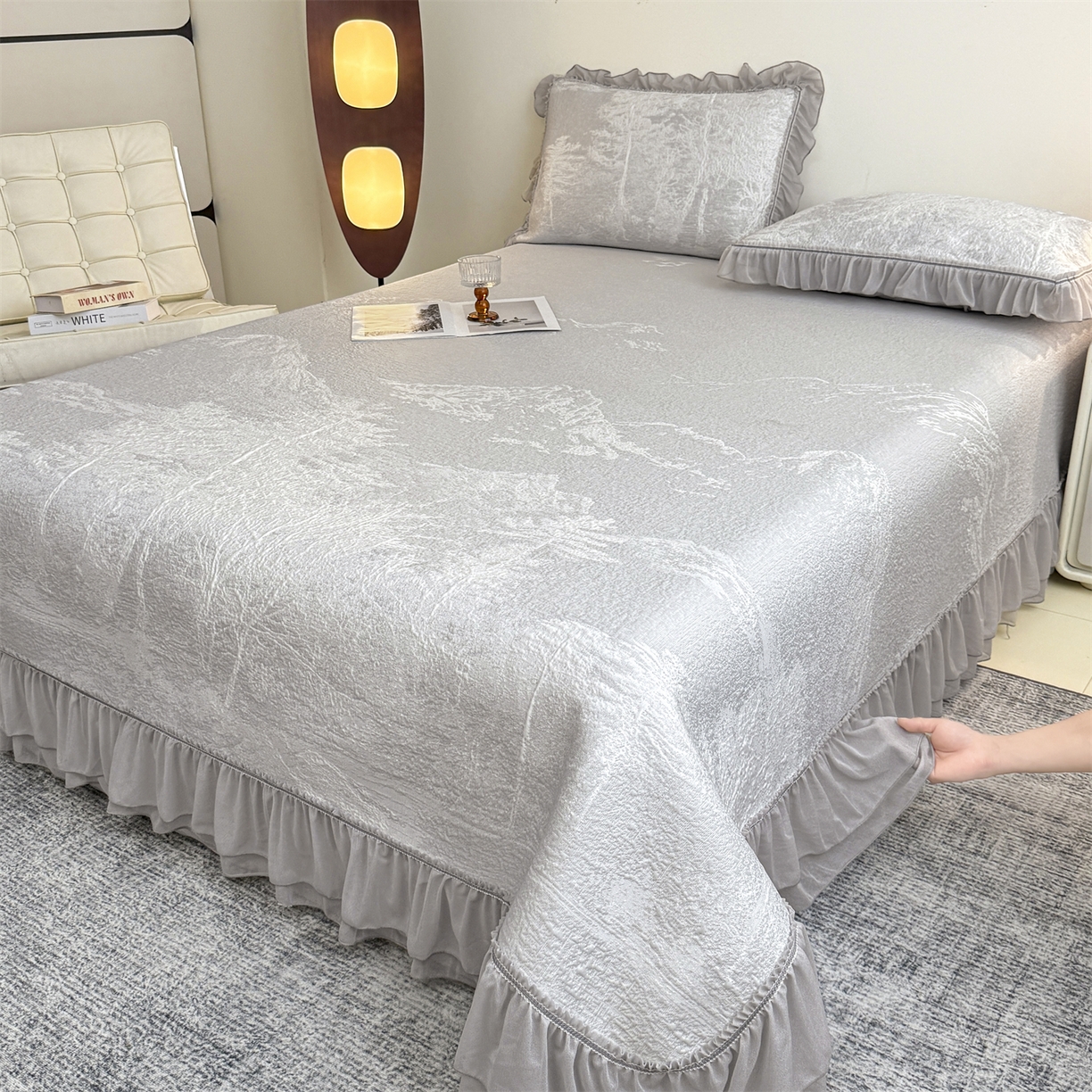 91家纺网 家纺一手货源 找家纺 慕木家纺 2026新款A类三明治复合乙纶提花冰豆豆花边床盖款床裙水墨丹青系列（提供买家秀） 水墨丹青-灰