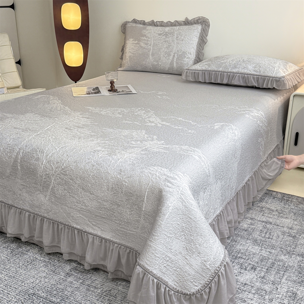 91家纺网 家纺一手货源 找家纺 慕木家纺 2026新款A类三明治复合乙纶提花冰豆豆花边床盖款床裙水墨丹青系列（提供买家秀） 水墨丹青-灰