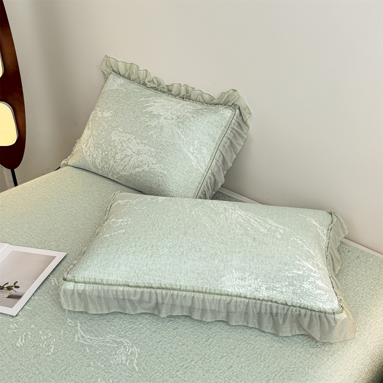 91家纺网 家纺一手货源 找家纺 慕木家纺 2026新款A类三明治复合乙纶提花冰豆豆花边床盖款床裙水墨丹青系列（提供买家秀） 水墨丹青-绿