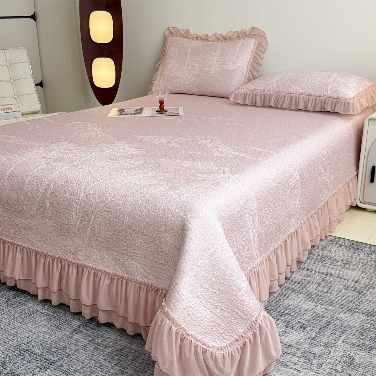 91家纺网 家纺一手货源 找家纺 慕木家纺 2026新款A类三明治复合乙纶提花冰豆豆花边床盖款床裙水墨丹青系列（提供买家秀） 水墨丹青-粉