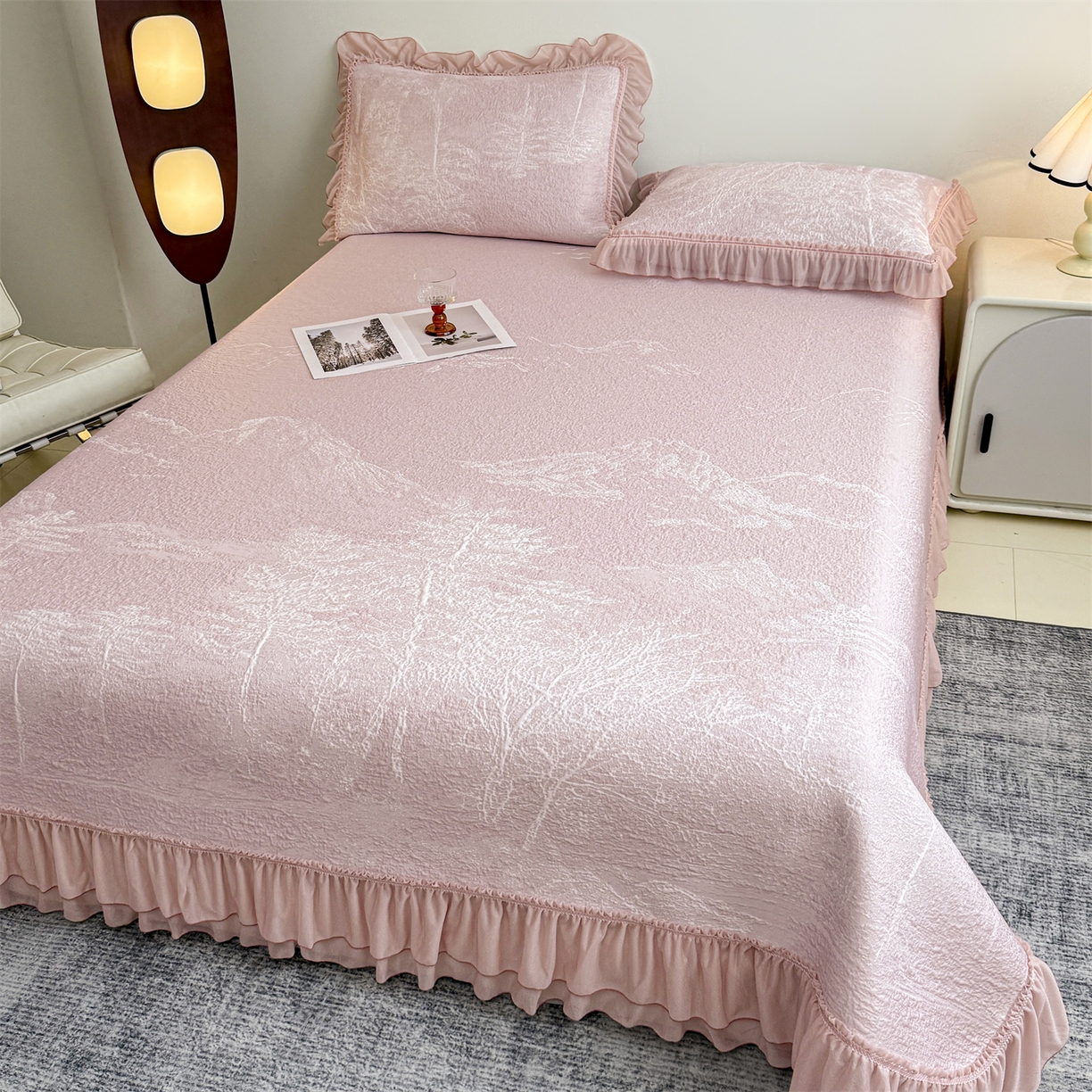 91家纺网 家纺一手货源 找家纺 慕木家纺 2026新款A类三明治复合乙纶提花冰豆豆花边床盖款床裙水墨丹青系列（提供买家秀） 水墨丹青-粉