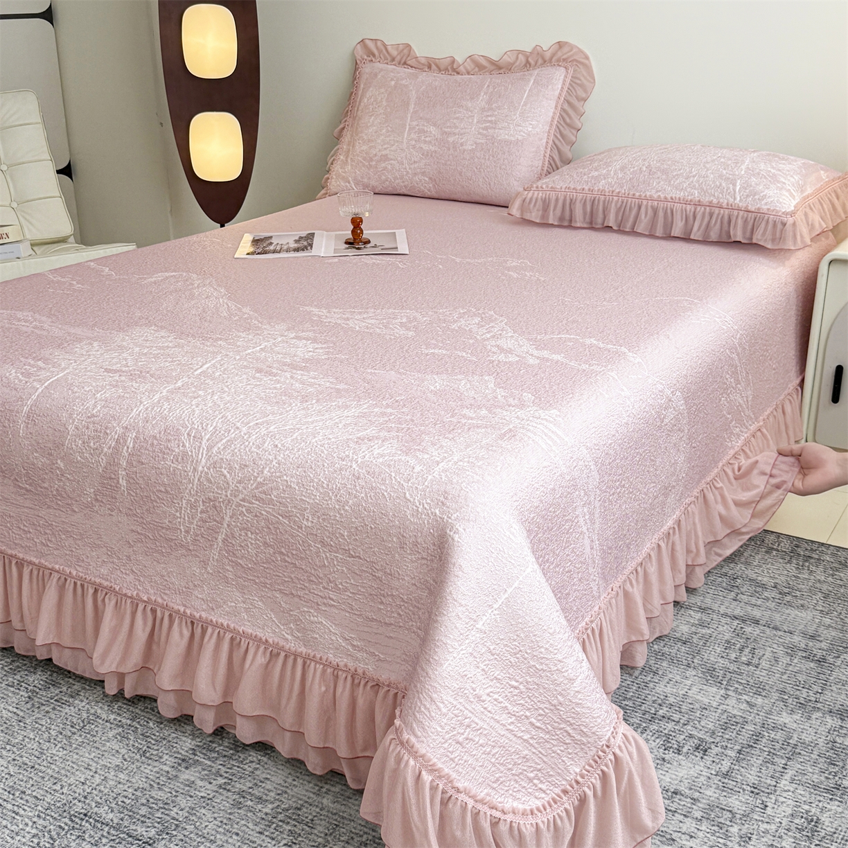 91家纺网 家纺一手货源 找家纺 慕木家纺 2026新款A类三明治复合乙纶提花冰豆豆花边床盖款床裙水墨丹青系列（提供买家秀） 水墨丹青-粉