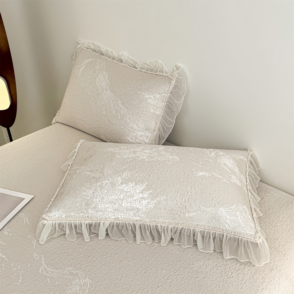 91家纺网 家纺一手货源 找家纺 慕木家纺 2026新款A类三明治复合乙纶提花冰豆豆花边床盖款床裙水墨丹青系列（提供买家秀） 水墨丹青-卡其