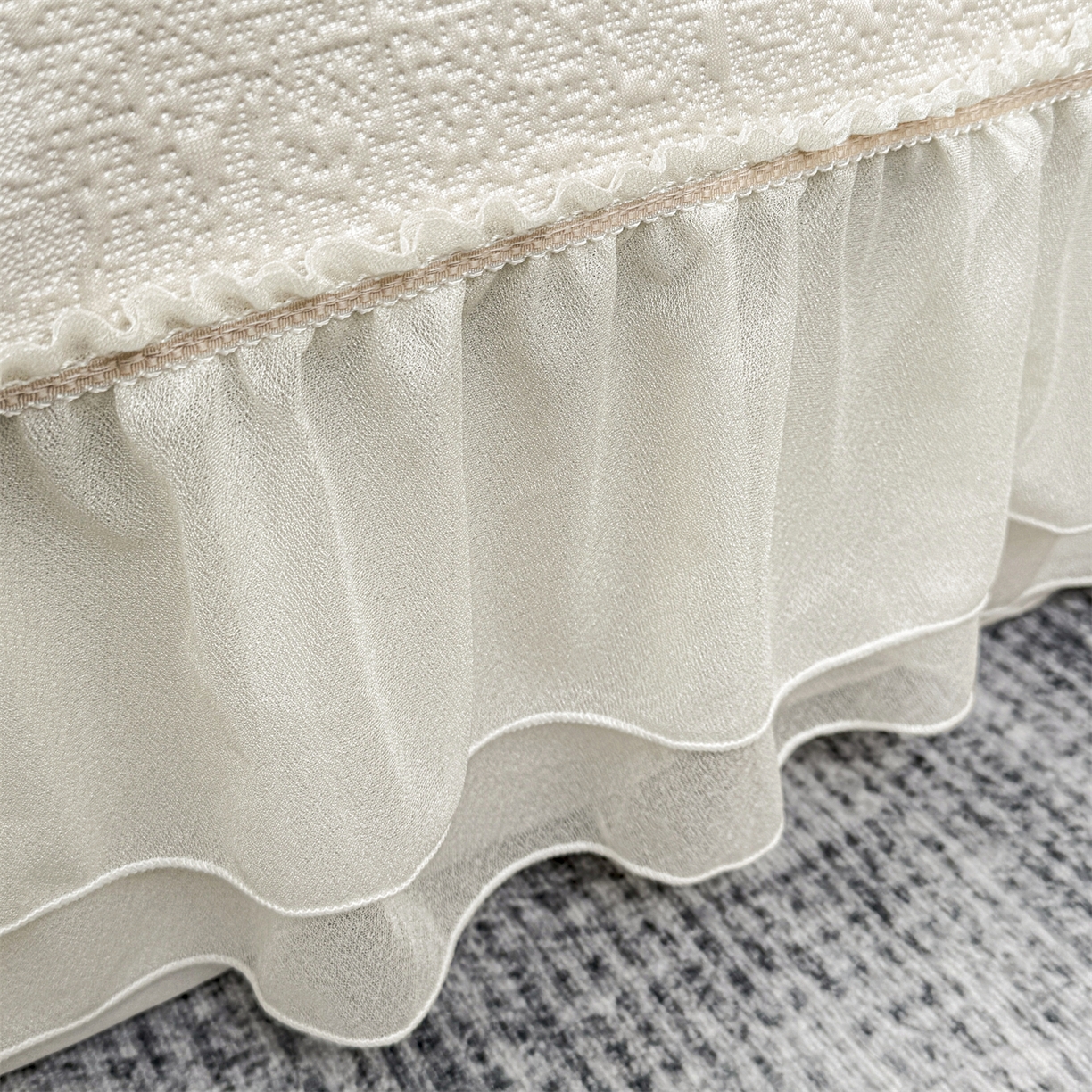 91家纺网 家纺一手货源 找家纺 慕木家纺 2026新款A类三明治复合乙纶提花冰豆豆花边床盖款床裙水墨丹青系列（提供买家秀） 水墨丹青-卡其