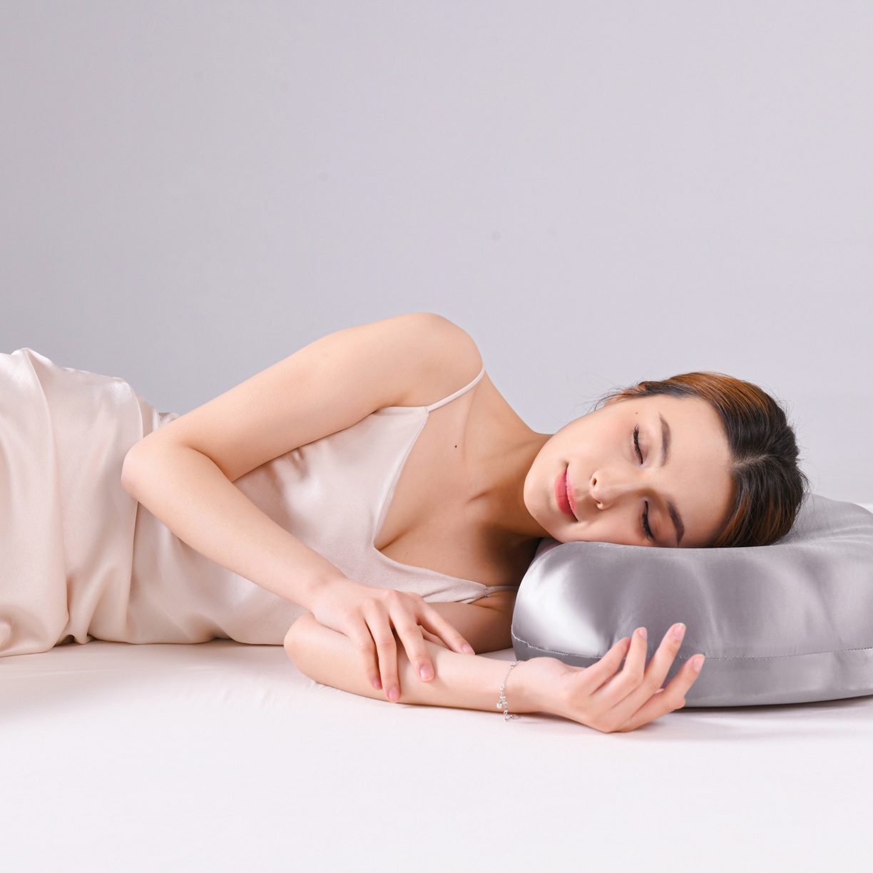 91家纺网 家纺一手货源 找家纺 （总）圣靓家纺 2026春夏新款贝壳零压力生物基枕慢回弹护颈椎枕头记忆棉枕芯