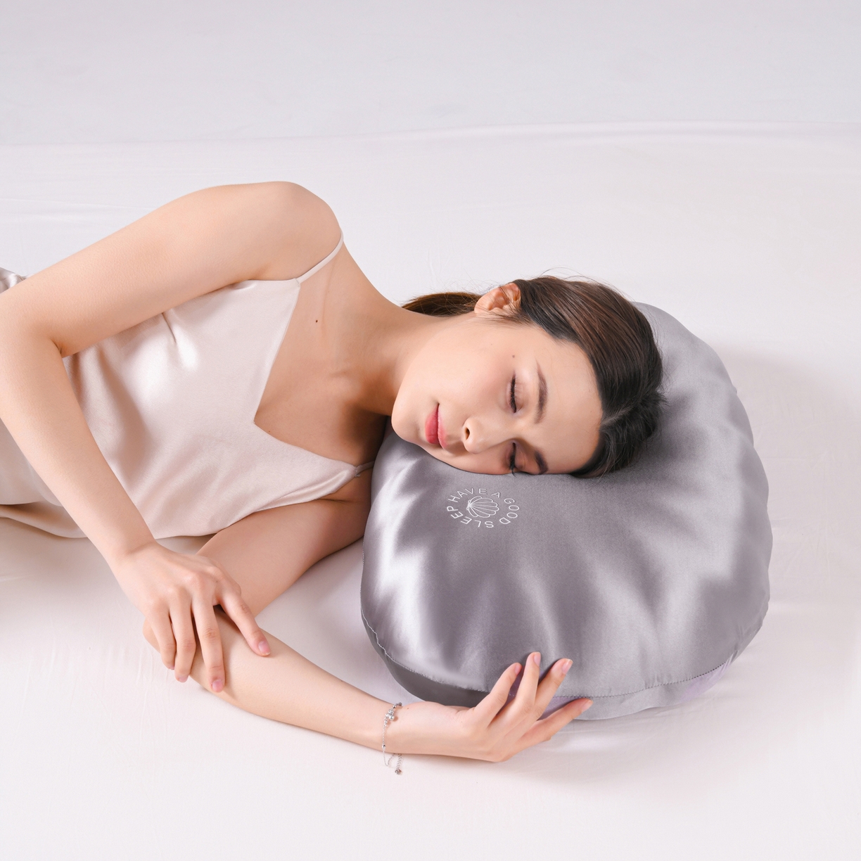 91家纺网 家纺一手货源 找家纺 圣靓家纺 2026春夏新款贝壳零压力生物基枕慢回弹护颈椎枕头记忆棉枕芯 灰色