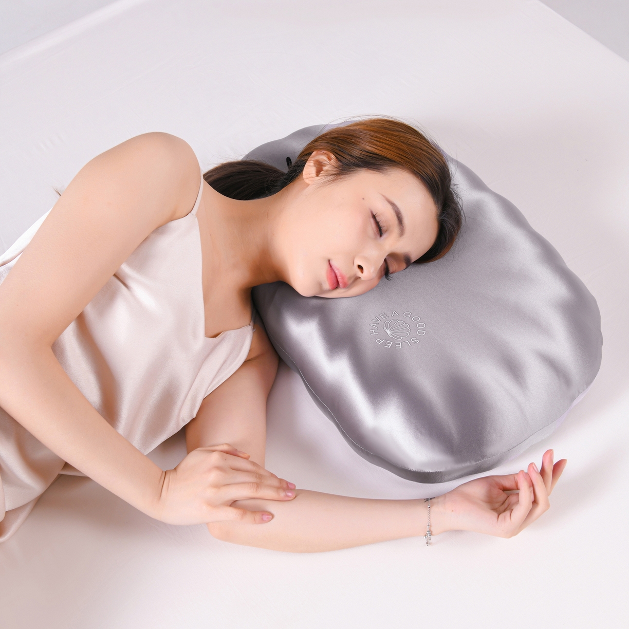 91家纺网 家纺一手货源 找家纺 圣靓家纺 2026春夏新款贝壳零压力生物基枕慢回弹护颈椎枕头记忆棉枕芯 蓝色