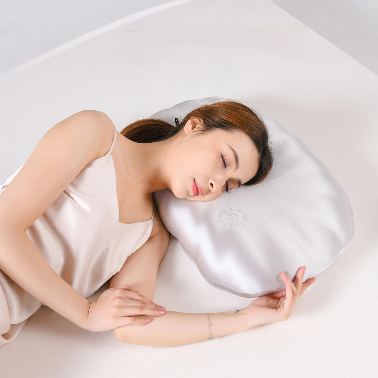 91家纺网 家纺一手货源 找家纺 圣靓家纺 2026春夏新款贝壳零压力生物基枕慢回弹护颈椎枕头记忆棉枕芯 蓝色