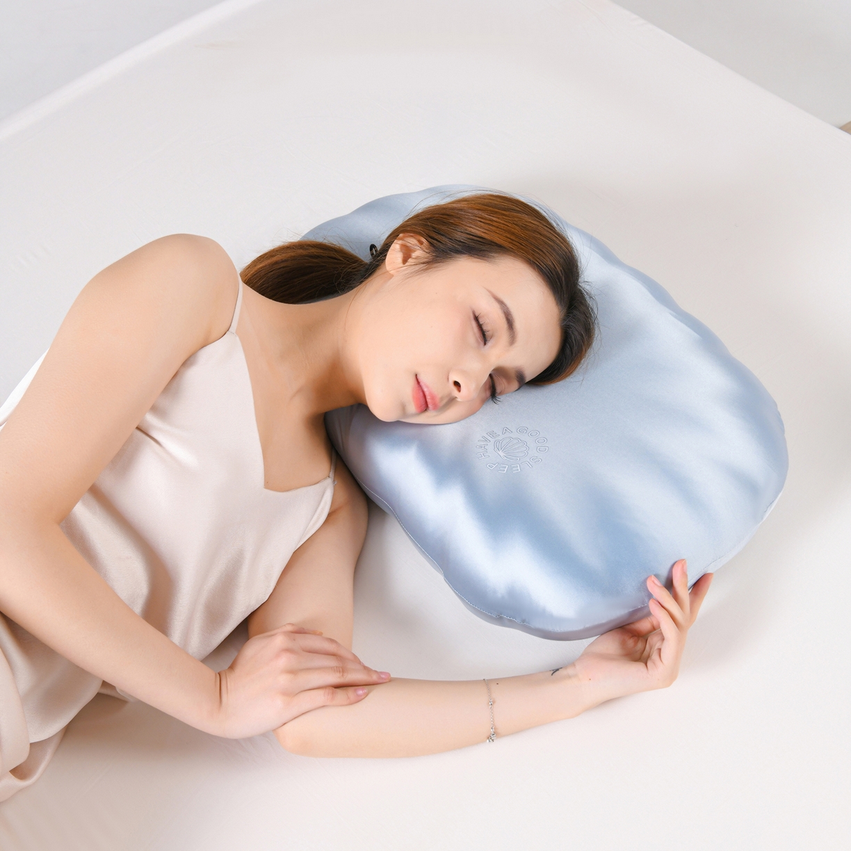 91家纺网 家纺一手货源 找家纺 圣靓家纺 2026春夏新款贝壳零压力生物基枕慢回弹护颈椎枕头记忆棉枕芯 蓝色